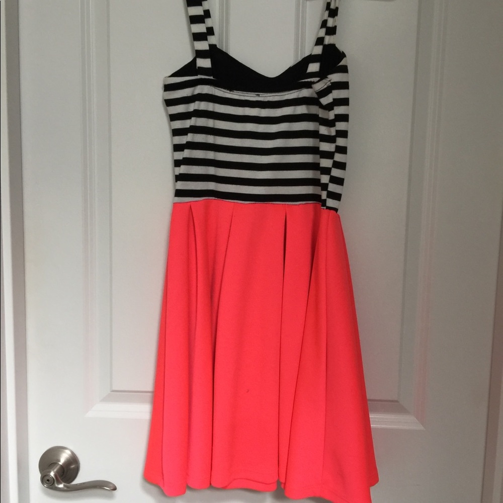 Style Rack Dress. - Picture 2 of 3